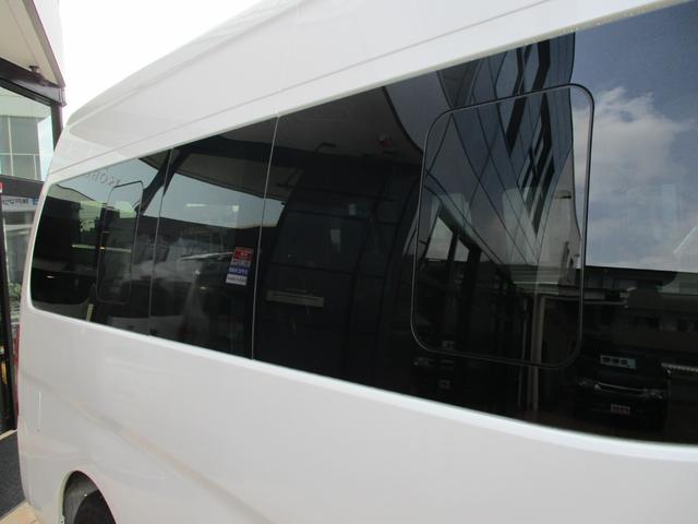 キャラバンマイクロバス ＳロングＧＸ　送迎タイプ　福祉車両　トランスフォームＦ　キャプテンシート　オットマン　電動リフト　横開き　電動固定装置　電動スライドドア　オートステップ（18枚目）
