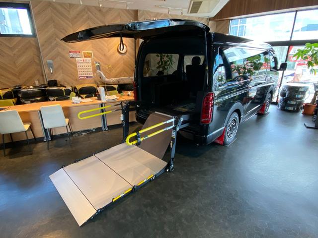 ハイエースバン スーパーＧＬ　ダークプライムＩＩ　ＦＥＥＬハピネスラインデモカー　車いす移動車　パワーリフト　電動固定装置　ベッドキット　７型フルセグナビ　リアモニター　４ＷＤスタイル（2枚目）