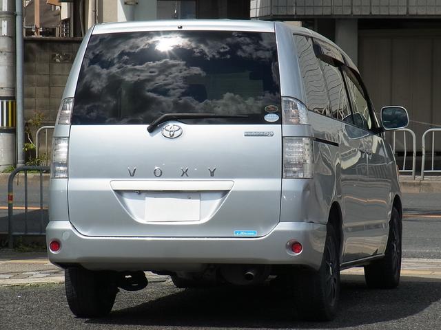 ヴォクシー トランス－Ｘ　４ＷＤ　５人乗り　デッキボード装備　車中泊仕様　Ｂモニタ付ナビＴＶ　ＥＴＣ　両側電動スライドドア　ルーフコンソール　タイミングチェーン（7枚目）