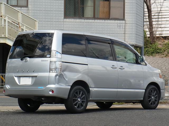 ヴォクシー トランス－Ｘ　４ＷＤ　５人乗り　デッキボード装備　車中泊仕様　Ｂモニタ付ナビＴＶ　ＥＴＣ　両側電動スライドドア　ルーフコンソール　タイミングチェーン（10枚目）