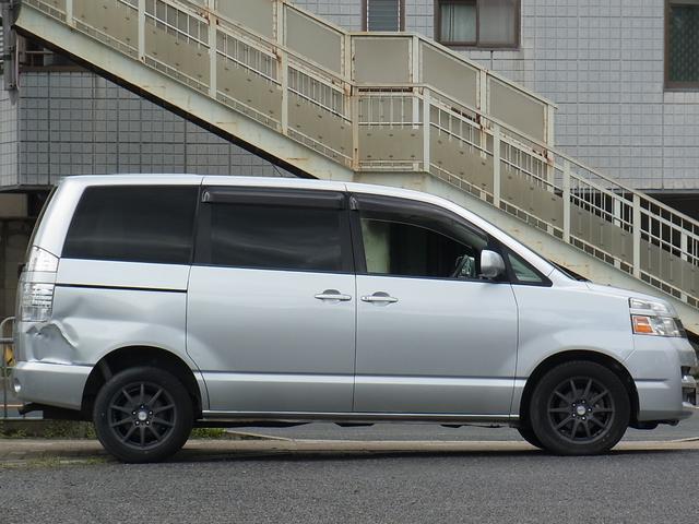 ヴォクシー トランス－Ｘ　４ＷＤ　５人乗り　デッキボード装備　車中泊仕様　Ｂモニタ付ナビＴＶ　ＥＴＣ　両側電動スライドドア　ルーフコンソール　タイミングチェーン（11枚目）