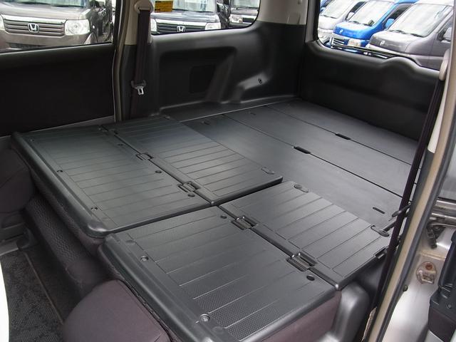 ヴォクシー トランス－Ｘ　４ＷＤ　５人乗り　デッキボード装備　車中泊仕様　Ｂモニタ付ナビＴＶ　ＥＴＣ　両側電動スライドドア　ルーフコンソール　タイミングチェーン（31枚目）