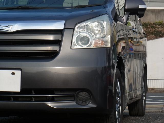 ノア Ｘ　スマートエディション　４ＷＤ　バックモニター付ナビＴＶ　ＥＴＣ　キセノン　両側電動スライドドア　スマートキー　タイミングチェーン（3枚目）