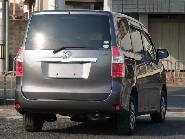 ノア Ｘ　スマートエディション　４ＷＤ　バックモニター付ナビＴＶ　ＥＴＣ　キセノン　両側電動スライドドア　スマートキー　タイミングチェーン（7枚目）