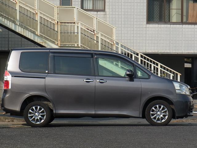 ノア Ｘ　スマートエディション　４ＷＤ　バックモニター付ナビＴＶ　ＥＴＣ　キセノン　両側電動スライドドア　スマートキー　タイミングチェーン（10枚目）