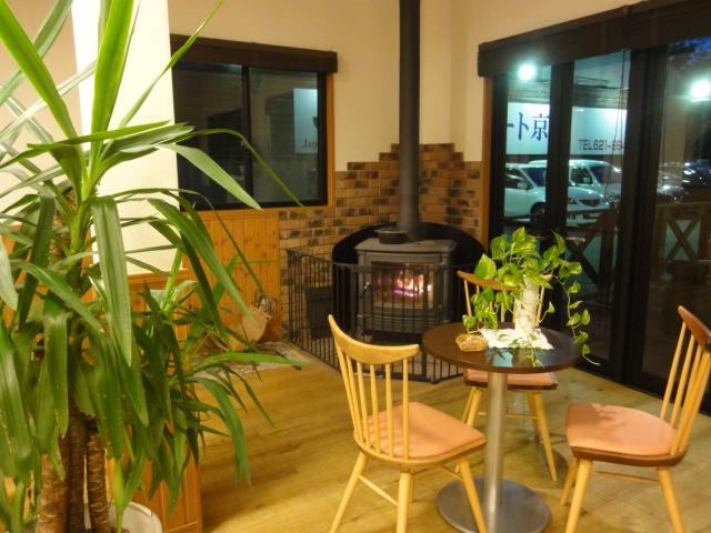 作業待ちの時間もカフェのような空間で、くつろぎながらお待ち頂けます。冬季は薪ストーブに火が灯り非日常的な空間を演出します！