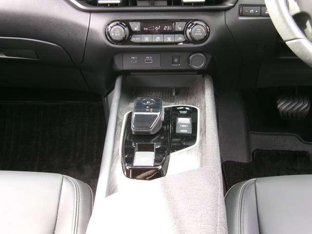 オーラ １．２　Ｇ　９０周年記念車　アラウンドモニ　ＬＥＤ　スマートキー　衝突軽減ブレーキ　オートエアコン　アルミ　メモリーナビ　ドラレコ　バックカメラ　サイドカメラ　キーレス　アイドリングストップ　ＥＴＣ　レーダークルーズ（10枚目）