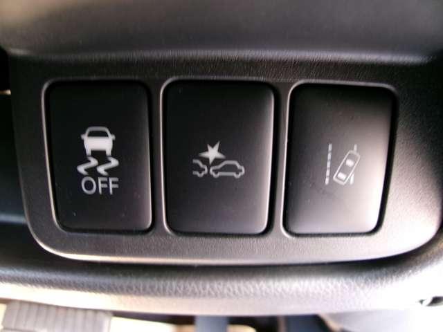 �Փ˂̉\�������܂�ƃ��[�^�[���̌x������u�U�[�ł��m�点�B����A�h���C�o�[�����S�Ɍ����ł��Ȃ������ꍇ�ɂ́A�����I�ɋً}�u���[�L���쓮�����ďՓ˂�����A�܂��͏Փˎ��̔�Q�⏝�Q���y�����܂��B