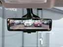 スマート・ルームミラー。ルームミラーに、リヤカメラの車両後方映像を表示。世界初の新技術で、荷物や人で見えづらかった後方視界がクリアに！