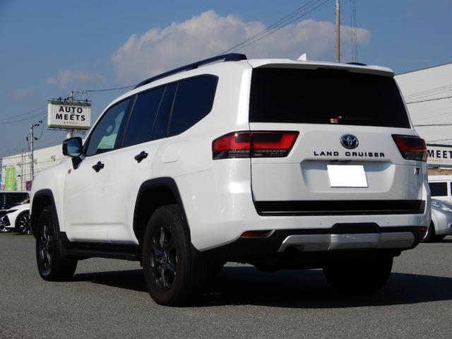 ランドクルーザー ＧＲスポーツ　後席モニター２つ　アラウンドビュー　オートハイビーム　セキュリティー　レーンキープアシスト　ＬＥＤヘッドライト　レザーシート　バックカメラ　オートクルーズコントロール　オートライト　パワーバックドア（3枚目）