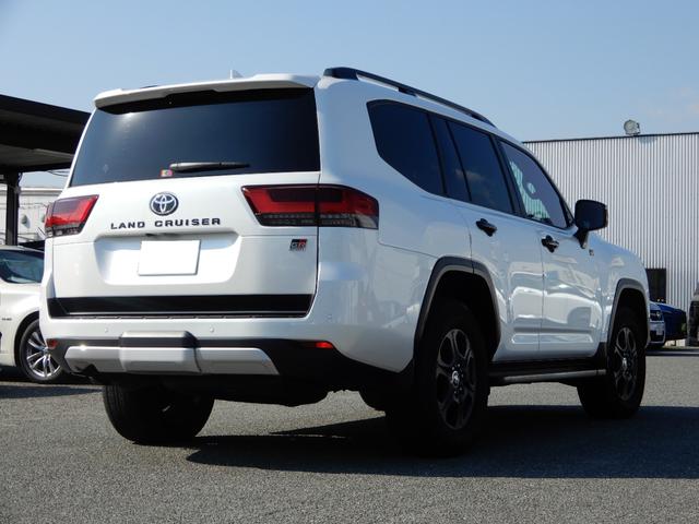 ランドクルーザー ＧＲスポーツ　後席モニター２つ　アラウンドビュー　オートハイビーム　セキュリティー　レーンキープアシスト　ＬＥＤヘッドライト　レザーシート　バックカメラ　オートクルーズコントロール　オートライト　パワーバックドア（4枚目）
