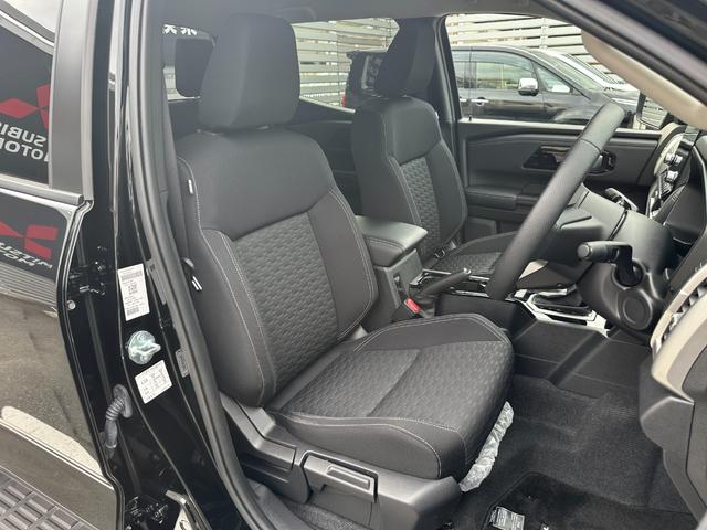 トライトン ＧＬＳ　元試乗車　スマホ連携ナビ　全方位モニター　ＥＴＣ　衝突被害軽減ブレーキ　後側方車両検知警報システム　レーダークルーズコントロール　シートヒーター　オートマチックハイビーム　スマートキー（4枚目）