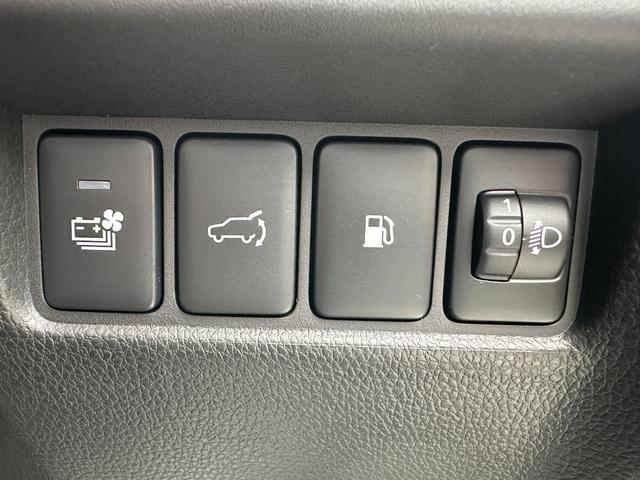エクリプスクロスPHEV P 元試乗車 電気温水式ヒーター スマホ連携ナビ 全方位モニター ETC2.0 マイパイロット 衝突被害軽減ブレーキ 後側方車両検知警報システム 電動シート 電動リヤゲート オートマチックハイビーム(16枚目)