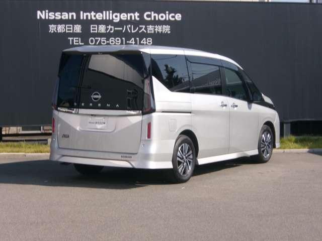 セレナ ２．０　ハイウェイスターＶ　日産コネクトナビＴＶ＋アラウンドビューモニ　Ｗ電動スライド　レーダークルコン　レーンアシスト　ＬＥＤランプ　ワンオーナー車　盗難防止システム　ＥＴＣ装備　カーテンエアバッグ　アルミホイール　キーフリー　メモリ－ナビ　ナビＴＶ　エアコン　ドラレコ（2枚目）