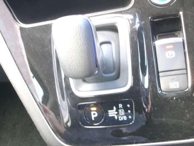 セレナ １．２　ｅ－ＰＯＷＥＲ　ハイウェイスター　Ｖ　後席モニター　メモリーナビＴＶ　３６０°カメラ　後席モニター　　エマジェンシーブレーキ　１オナ　スマキー　バックカメラ　ＬＥＤ　レーンアシスト　ＥＴＣ　ドラレコ　　イモビ　カーテンエアバック　オートエアコン（12枚目）