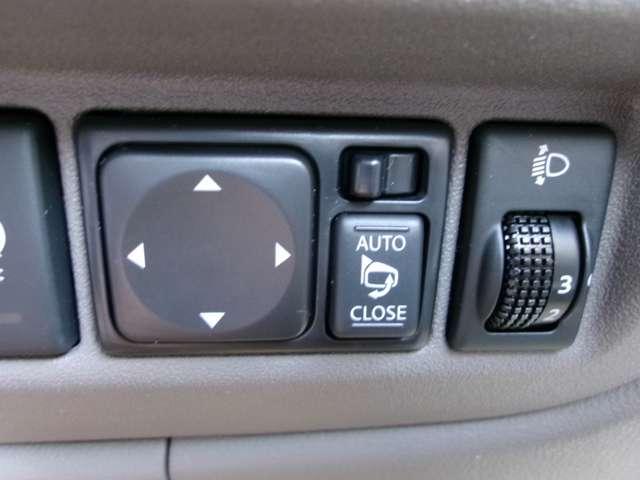 �d���i�[���~���[�Ȃ̂ŁA�Ό��ԂȂǂƂ̂���Ⴂ���ɂ��֗��ł��B�܂��A�h�A���b�N�A���̎����i�[�h�A�~���[�ƂȂ��Ă���܂��B