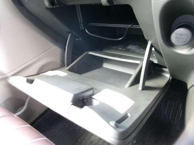 �Ԍ��؃u�b�N�⏬���Ȃǂ����[�ł���X�y�[�X������܂��B