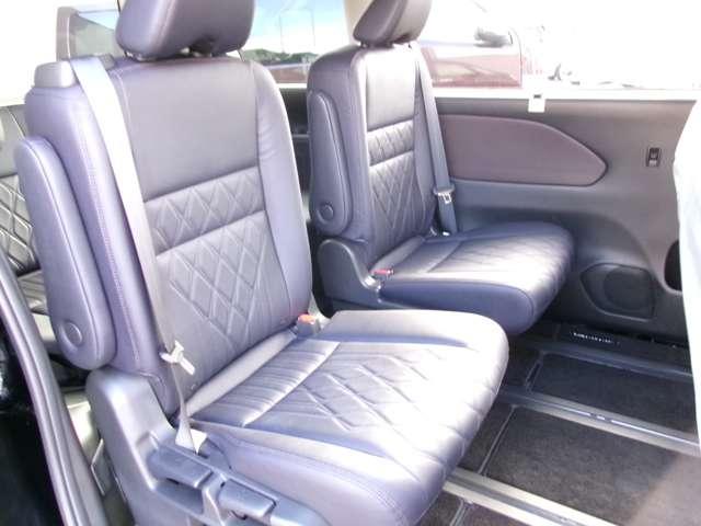 �Q��ڃV�[�g�������O�X���C�h������ƁA��l�ł�����L�΂���قǂ������L�X�B�������܂����ւ�����قǂ̃X�y�[�X���������܂��I