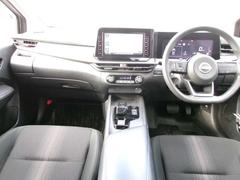 視界も広くゆったりとしているので、女性の方にも運転しやすい車になっています！． 3