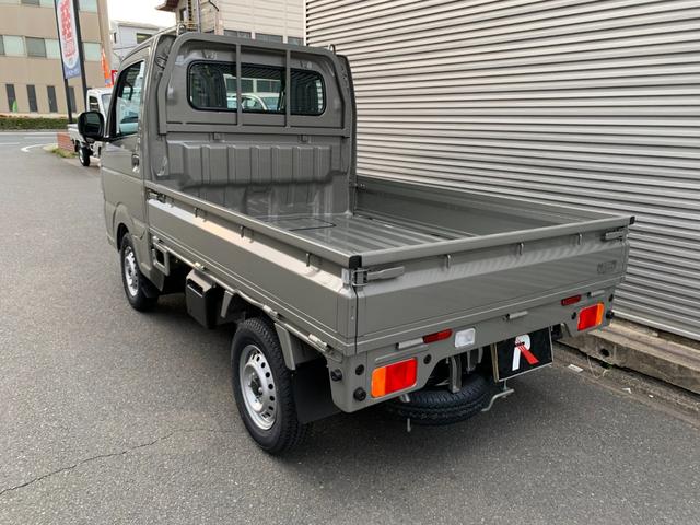 キャリイトラック ＫＣエアコン・パワステ　届出済未使用車　５年１０万ｋｍ全国スズキメーカー保証付き　２ＷＤ　４ＡＴ　キーレス　パワーウインド　リアパーキングセンサー　ＡＭＦＭラジオ　オートライト　アイドリングストップ（8枚目）