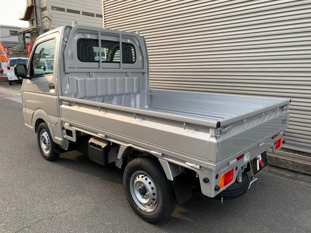 キャリイトラック ＫＣエアコン・パワステ　届出済未使用車　５年１０万ｋｍ全国スズキメーカー保証付き　４ＷＤ　５ＭＴ　キーレス　パワーウインド　リアパーキングセンサー　ＡＭＦＭラジオ　オートライト　アイドリングストップ（6枚目）