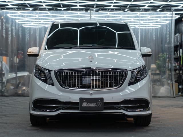 エレガントなホワイト。スポーツグレード専用装備のパノラマルーフは唯一の装備。リアＷモニターで同乗者も快適な移動が可能になります。