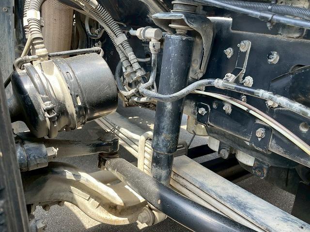 クオン 　ナンバー付き　ＵＤトラックス　コンクリートミキサー車　６×４　３軸２デフ　ＫＹＢ　カヤバ工業　電動ホッパー　アルミホイール　１０ｔ　２０ｔ　大型　コンクリート作業車（62枚目）