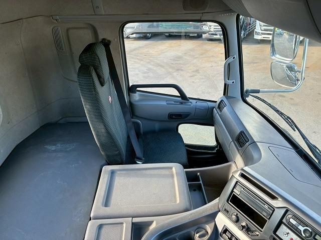 クオン 　保証対象車　車検整備付　令和８年１月迄　Ｈ３１年式　ＵＤトラックス　　コンクリートミキサー車　ワンオーナー　６×４　３軸２デフ　リーフサスペンション　新明和工業　電動ホッパー　リターダ（47枚目）