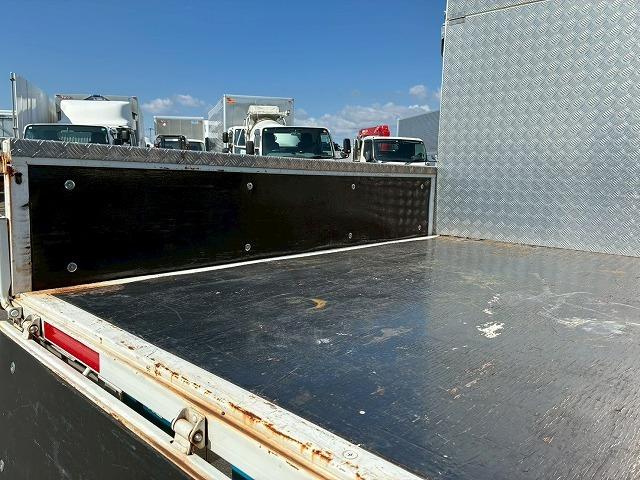 エルフトラック 　保証対象車　Ｈ３０年式　いすゞ　ダブルキャブ　Ｗキャブ　４ナンバー　乗車定員　６人乗り　２トン積載　５トン限定　準中型免許　デコトラ　５速　ＭＴ　マニュアル　１５０馬力　２ｔ　５ｔ　小型　平ボディ（18枚目）