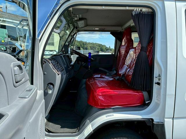 エルフトラック 　保証対象車　Ｈ３０年式　いすゞ　ダブルキャブ　Ｗキャブ　４ナンバー　乗車定員　６人乗り　２トン積載　５トン限定　準中型免許　デコトラ　５速　ＭＴ　マニュアル　１５０馬力　２ｔ　５ｔ　小型　平ボディ（22枚目）