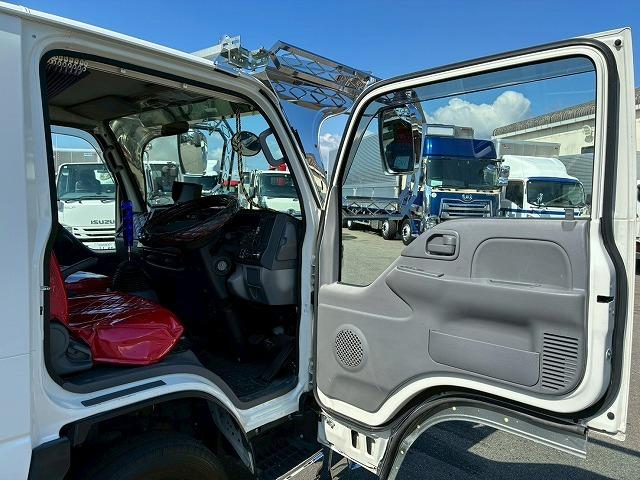 エルフトラック 　保証対象車　Ｈ３０年式　いすゞ　ダブルキャブ　Ｗキャブ　４ナンバー　乗車定員　６人乗り　２トン積載　５トン限定　準中型免許　デコトラ　５速　ＭＴ　マニュアル　１５０馬力　２ｔ　５ｔ　小型　平ボディ（50枚目）