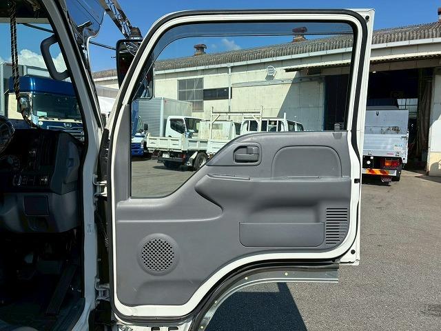 エルフトラック 　保証対象車　Ｈ３０年式　いすゞ　ダブルキャブ　Ｗキャブ　４ナンバー　乗車定員　６人乗り　２トン積載　５トン限定　準中型免許　デコトラ　５速　ＭＴ　マニュアル　１５０馬力　２ｔ　５ｔ　小型　平ボディ（54枚目）