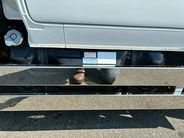 エルフトラック 　保証対象車　Ｈ３０年式　いすゞ　ダブルキャブ　Ｗキャブ　４ナンバー　乗車定員　６人乗り　２トン積載　５トン限定　準中型免許　デコトラ　５速　ＭＴ　マニュアル　１５０馬力　２ｔ　５ｔ　小型　平ボディ（67枚目）