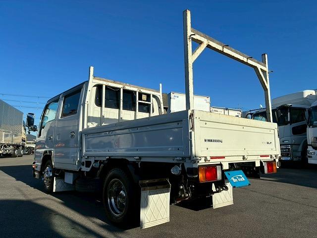 エルフトラック 　保証対象車　Ｒ２年式　いすゞ　ダブルキャブ　Ｗキャブ　４ナンバー　乗車定員：６人　２トン積載　５トン限定・準中型免許　メッキパーツ　５速　ＭＴ　マニュアル　２ｔ　５ｔ　小型　平ボディ　キャブオーバー（9枚目）