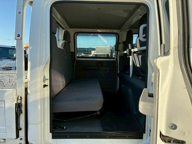 エルフトラック 　保証対象車　Ｒ２年式　いすゞ　ダブルキャブ　Ｗキャブ　４ナンバー　乗車定員：６人　２トン積載　５トン限定・準中型免許　メッキパーツ　５速　ＭＴ　マニュアル　２ｔ　５ｔ　小型　平ボディ　キャブオーバー（23枚目）