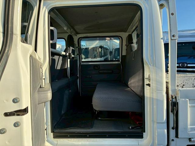 エルフトラック 　保証対象車　Ｒ２年式　いすゞ　ダブルキャブ　Ｗキャブ　４ナンバー　乗車定員：６人　２トン積載　５トン限定・準中型免許　メッキパーツ　５速　ＭＴ　マニュアル　２ｔ　５ｔ　小型　平ボディ　キャブオーバー（24枚目）