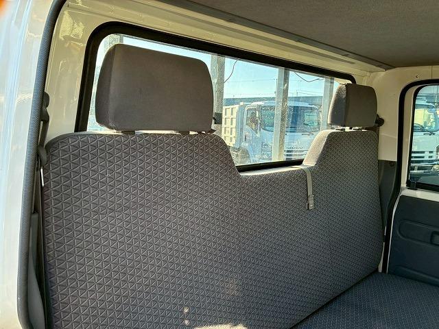 エルフトラック 　保証対象車　Ｒ２年式　いすゞ　ダブルキャブ　Ｗキャブ　４ナンバー　乗車定員：６人　２トン積載　５トン限定・準中型免許　メッキパーツ　５速　ＭＴ　マニュアル　２ｔ　５ｔ　小型　平ボディ　キャブオーバー（39枚目）