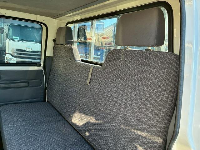 エルフトラック 　保証対象車　Ｒ２年式　いすゞ　ダブルキャブ　Ｗキャブ　４ナンバー　乗車定員：６人　２トン積載　５トン限定・準中型免許　メッキパーツ　５速　ＭＴ　マニュアル　２ｔ　５ｔ　小型　平ボディ　キャブオーバー（40枚目）