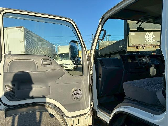 エルフトラック 　保証対象車　Ｒ２年式　いすゞ　ダブルキャブ　Ｗキャブ　４ナンバー　乗車定員：６人　２トン積載　５トン限定・準中型免許　メッキパーツ　５速　ＭＴ　マニュアル　２ｔ　５ｔ　小型　平ボディ　キャブオーバー（46枚目）