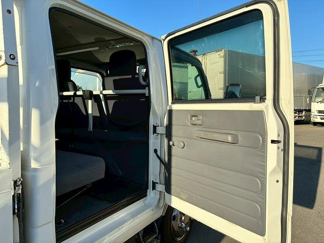 エルフトラック 　保証対象車　Ｒ２年式　いすゞ　ダブルキャブ　Ｗキャブ　４ナンバー　乗車定員：６人　２トン積載　５トン限定・準中型免許　メッキパーツ　５速　ＭＴ　マニュアル　２ｔ　５ｔ　小型　平ボディ　キャブオーバー（47枚目）