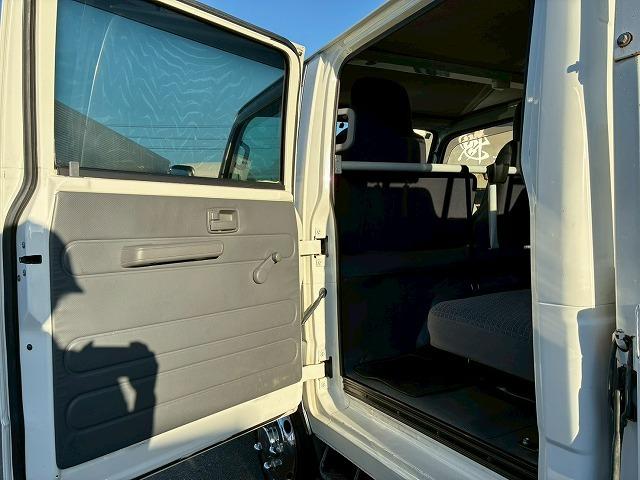 エルフトラック 　保証対象車　Ｒ２年式　いすゞ　ダブルキャブ　Ｗキャブ　４ナンバー　乗車定員：６人　２トン積載　５トン限定・準中型免許　メッキパーツ　５速　ＭＴ　マニュアル　２ｔ　５ｔ　小型　平ボディ　キャブオーバー（48枚目）