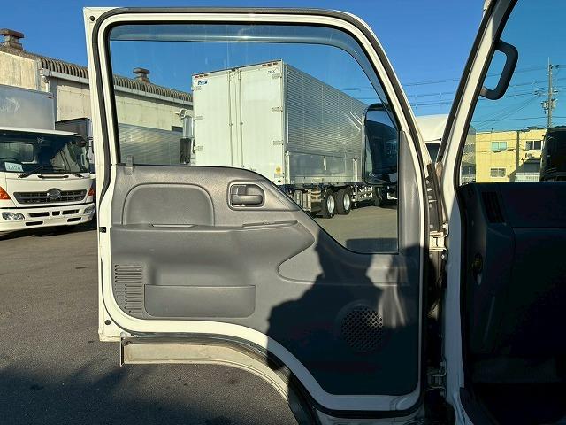 エルフトラック 　保証対象車　Ｒ２年式　いすゞ　ダブルキャブ　Ｗキャブ　４ナンバー　乗車定員：６人　２トン積載　５トン限定・準中型免許　メッキパーツ　５速　ＭＴ　マニュアル　２ｔ　５ｔ　小型　平ボディ　キャブオーバー（49枚目）