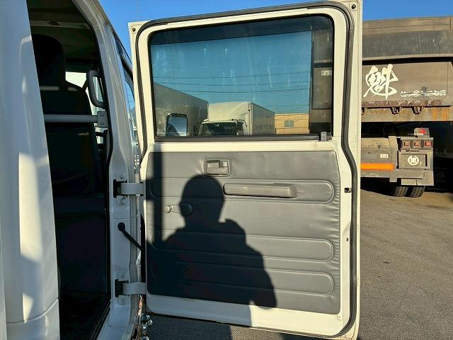 エルフトラック 　保証対象車　Ｒ２年式　いすゞ　ダブルキャブ　Ｗキャブ　４ナンバー　乗車定員：６人　２トン積載　５トン限定・準中型免許　メッキパーツ　５速　ＭＴ　マニュアル　２ｔ　５ｔ　小型　平ボディ　キャブオーバー（50枚目）