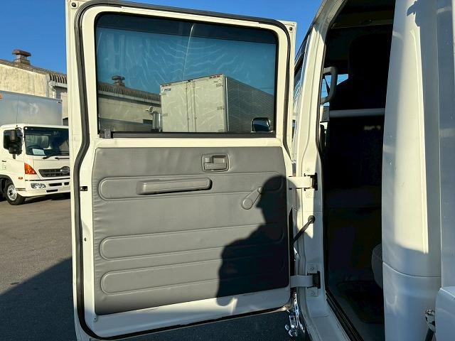 エルフトラック 　保証対象車　Ｒ２年式　いすゞ　ダブルキャブ　Ｗキャブ　４ナンバー　乗車定員：６人　２トン積載　５トン限定・準中型免許　メッキパーツ　５速　ＭＴ　マニュアル　２ｔ　５ｔ　小型　平ボディ　キャブオーバー（51枚目）