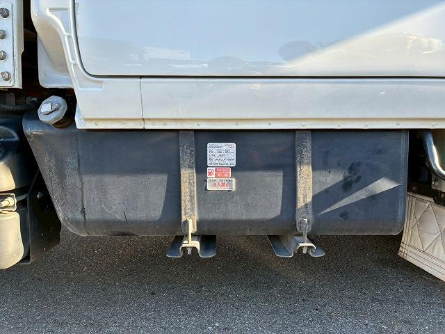 エルフトラック 　保証対象車　Ｒ２年式　いすゞ　ダブルキャブ　Ｗキャブ　４ナンバー　乗車定員：６人　２トン積載　５トン限定・準中型免許　メッキパーツ　５速　ＭＴ　マニュアル　２ｔ　５ｔ　小型　平ボディ　キャブオーバー（63枚目）