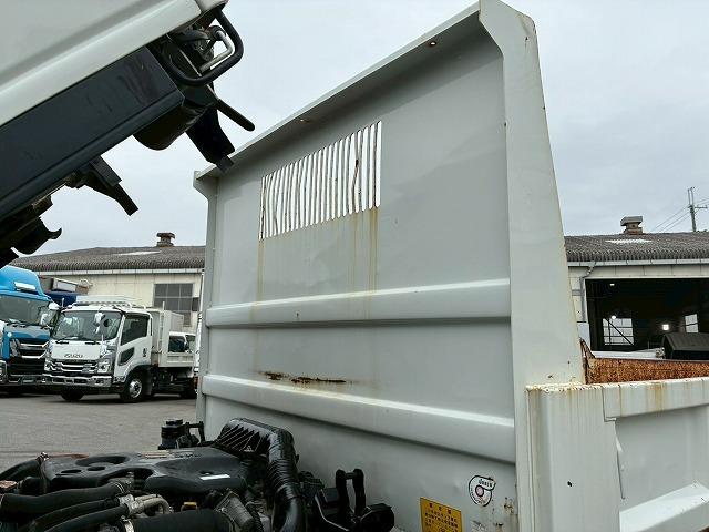エルフトラック 　Ｈ２２年式　いすゞ　ダンプ　４ナンバー　新明和工業　フルフラットロー　全低床　１５０馬力　６速　ＭＴ　マニュアル　３トン積載　３ｔ　６ｔ　小型　土砂ダンプ　強化ダンプ（20枚目）