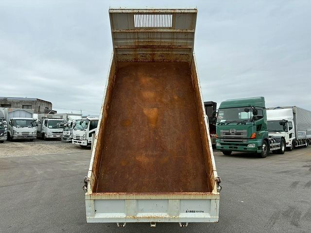エルフトラック 　Ｈ２２年式　いすゞ　ダンプ　４ナンバー　新明和工業　フルフラットロー　全低床　１５０馬力　６速　ＭＴ　マニュアル　３トン積載　３ｔ　６ｔ　小型　土砂ダンプ　強化ダンプ（26枚目）