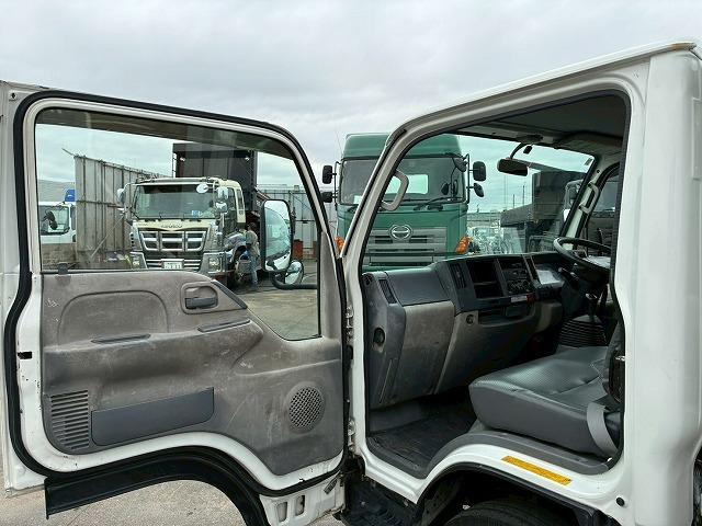 エルフトラック 　Ｈ２２年式　いすゞ　ダンプ　４ナンバー　新明和工業　フルフラットロー　全低床　１５０馬力　６速　ＭＴ　マニュアル　３トン積載　３ｔ　６ｔ　小型　土砂ダンプ　強化ダンプ（64枚目）