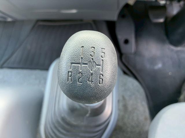フォワード 　保証対象車　Ｈ３０年式　いすゞ　アルミウイング　フルキャブ　ベッド付き　後輪エアサス　６２００　標準幅　日本フルハーフ　ラッシング　２１０馬力　６速　ＭＴ　マニュアル　４ｔ　８ｔ　中型　バン　箱車（38枚目）