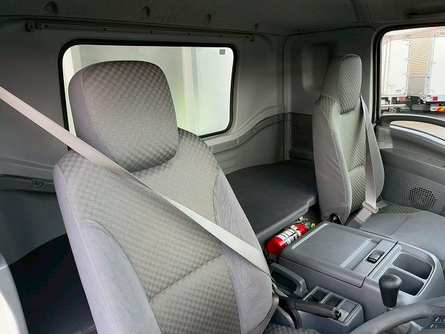 フォワード 　保証対象車　Ｈ３０年式　いすゞ　アルミウイング　フルキャブ　ベッド付き　後輪エアサス　６２００　標準幅　日本フルハーフ　ラッシング　２１０馬力　６速　ＭＴ　マニュアル　４ｔ　８ｔ　中型　バン　箱車（50枚目）
